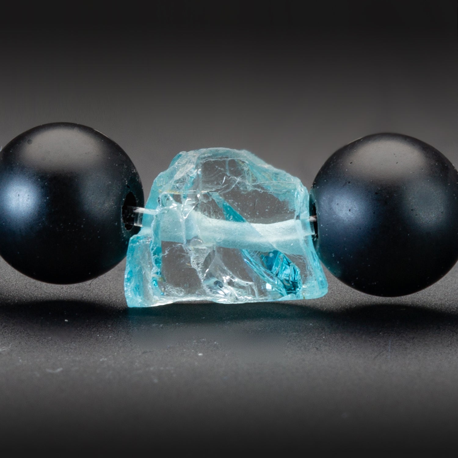 Blauer Topaz  und Black Onyx matt Armband 6mm- Dezember Birthstone - BONES & BUDDHAS
