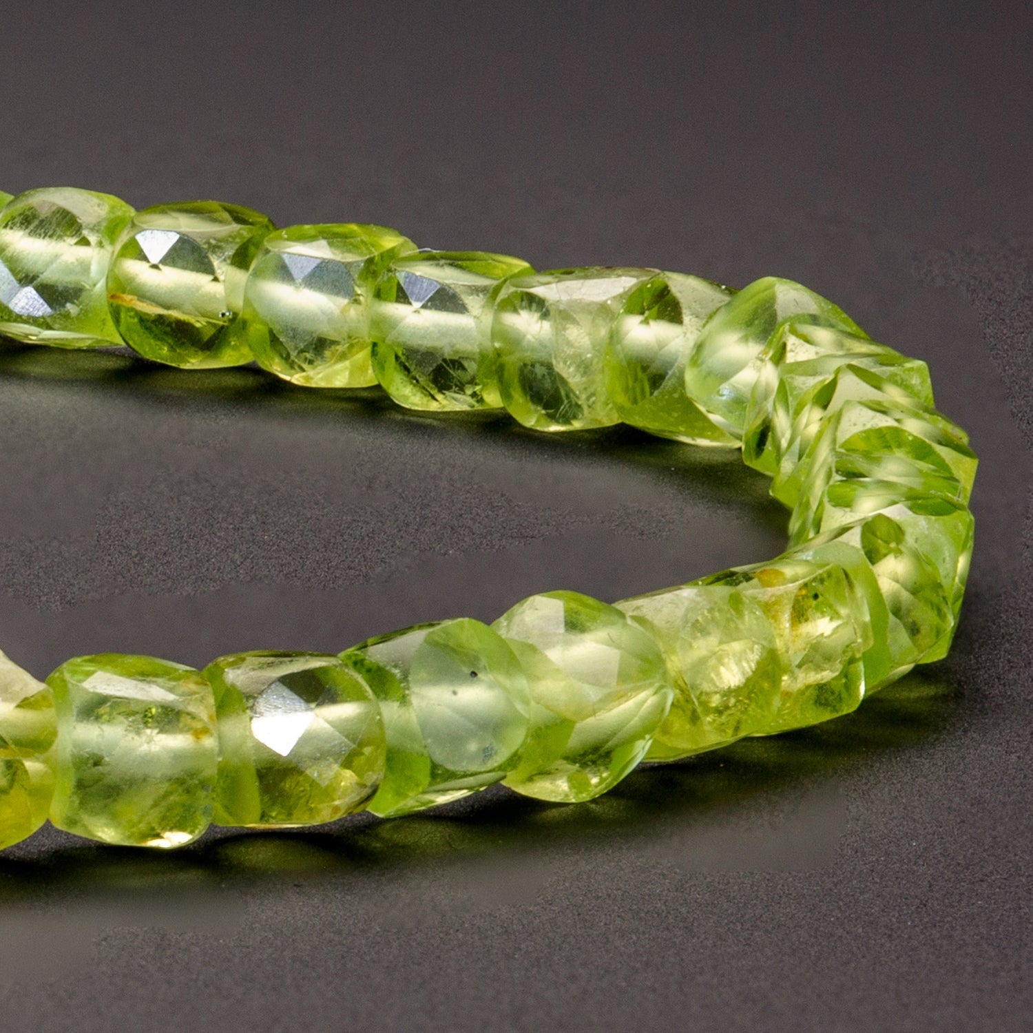 Peridot Cube Armband facettiert 4 mm- August Geburtsstein - BONES & BUDDHAS