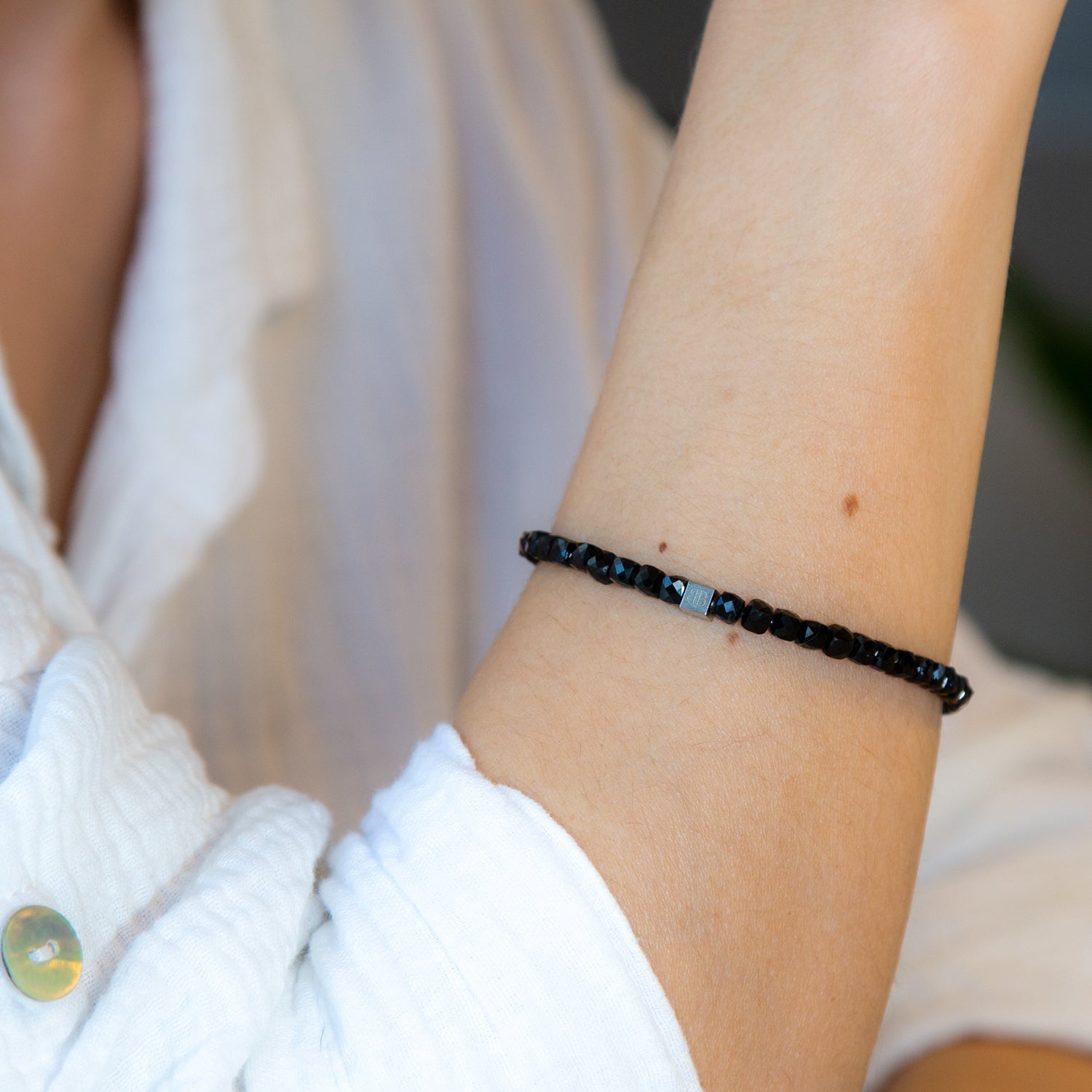 Schwarzer Turmalin Cube Armband facettiert 4 mm- Oktober Gebursstein - BONES & BUDDHAS